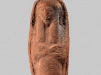 Aeg T 32  Aeg T 32, 20./ 21. Dynastie, Uschebti, Roter Ton, H 15,6 cm, B 4,6 cm, T 4,8 cm : Bestandskatalog Ägypten, Museumsfoto: Claus Cordes